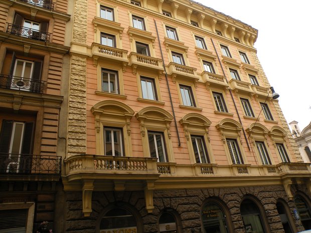  façade jaune et rose